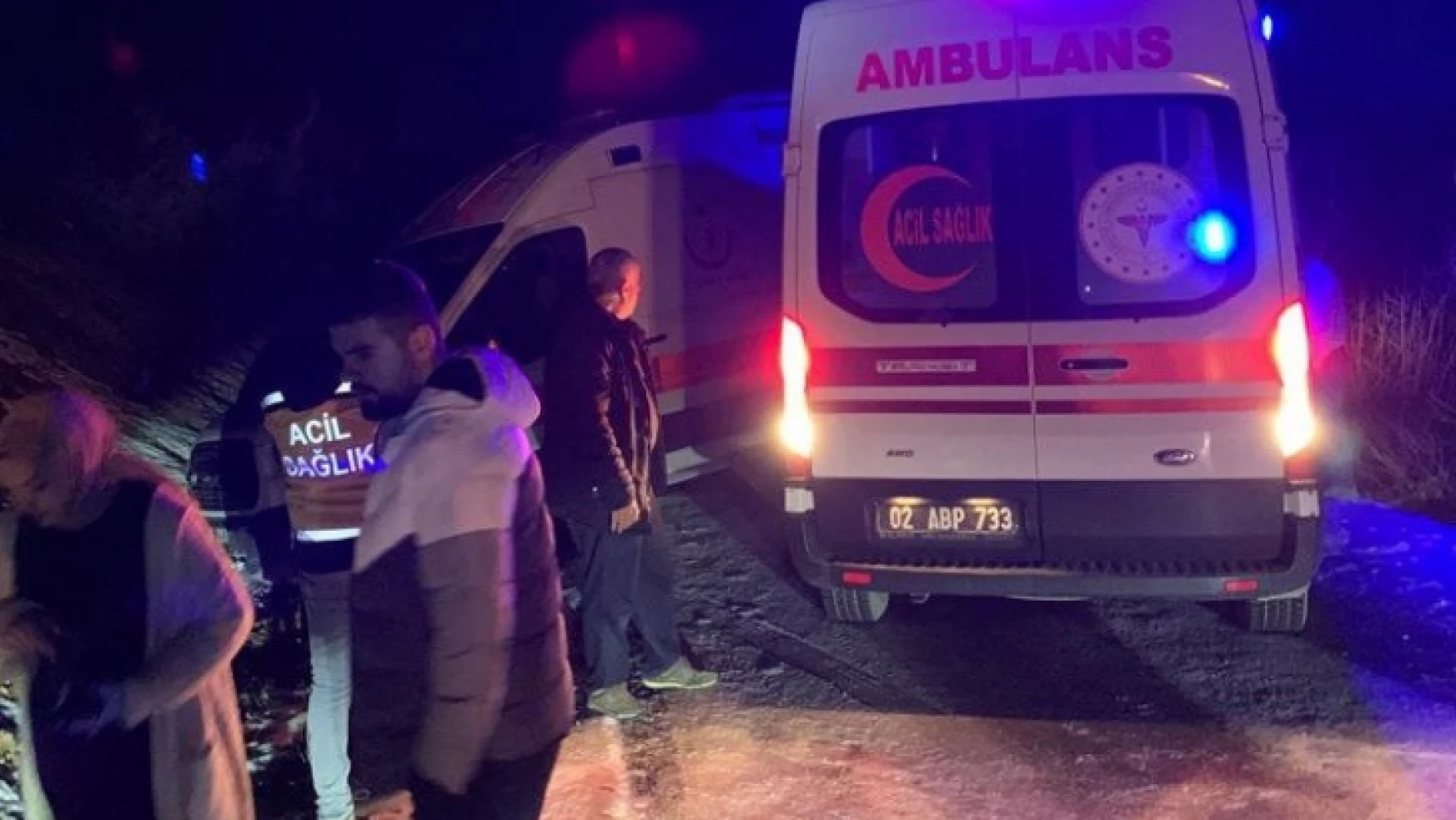 Kaza yerine giden iki ambulans buzlanma nedeniyle yoldan çıktı