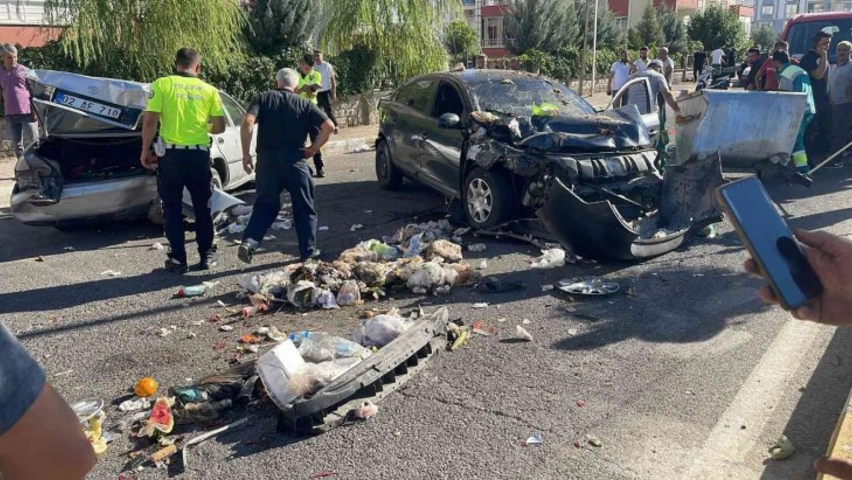 Kontrolden çıkan otomobil park halindeki araçlara çarptı: 2 yaralı