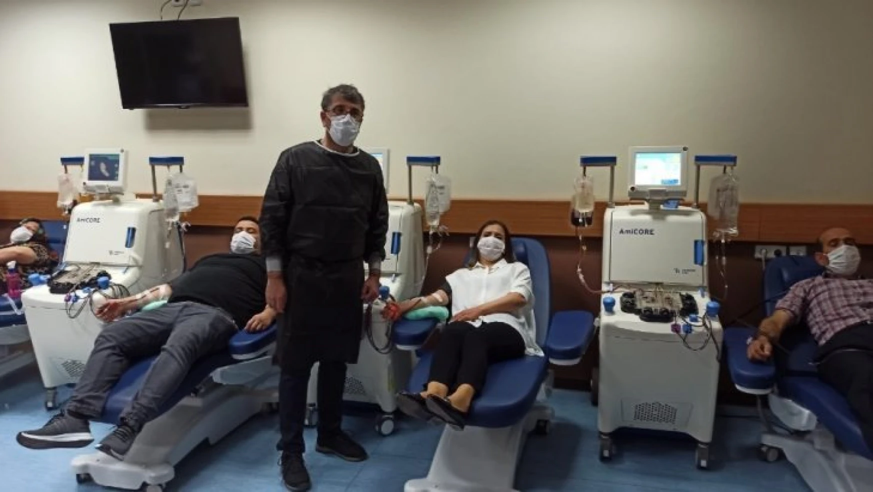 Korona virüsü yenen gazeteci ailesiyle birlikte plazma bağışında bulundu