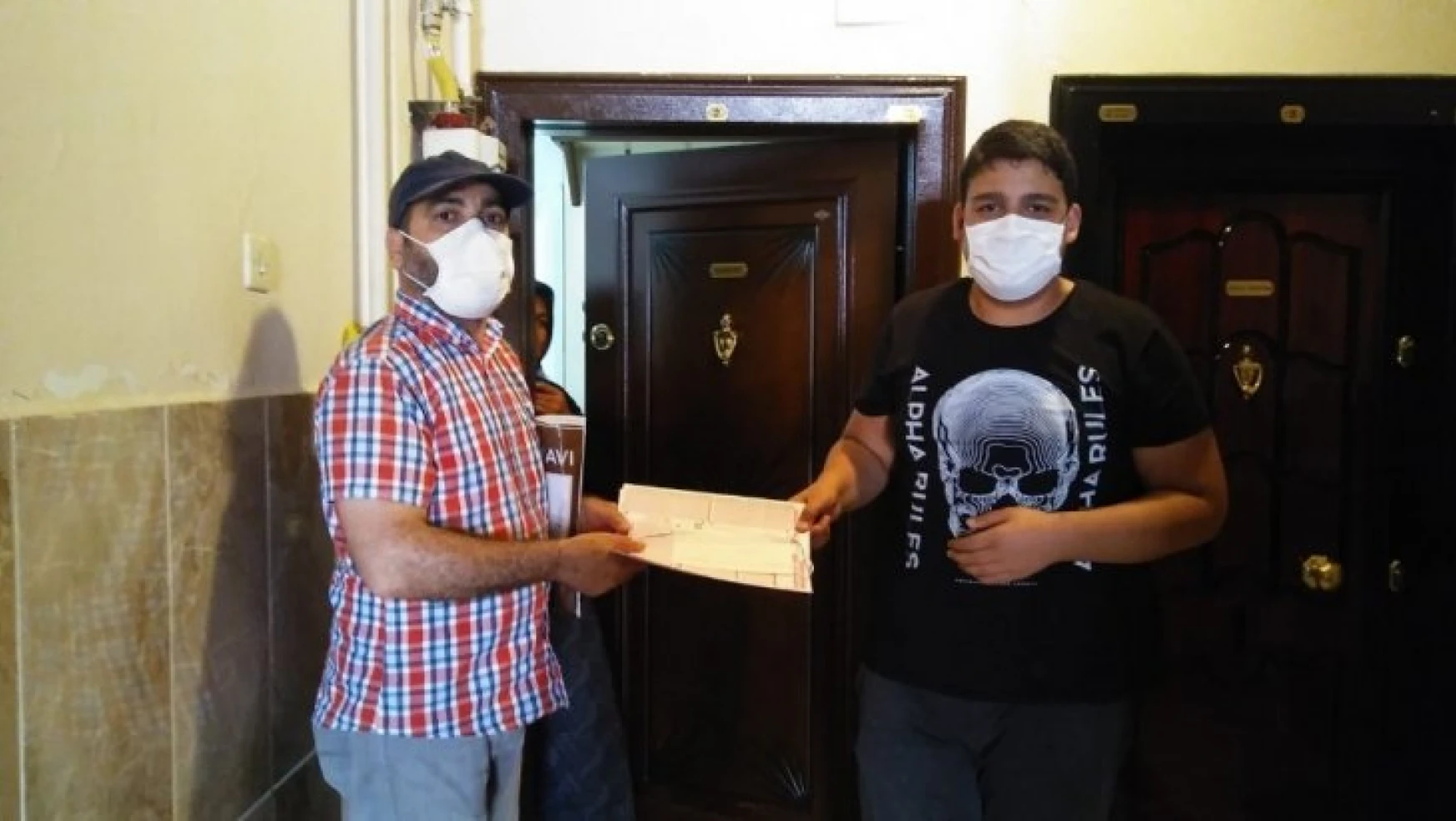 LGS'ye girecek öğrencilere maske ve deneme sınavı dağıtıldı