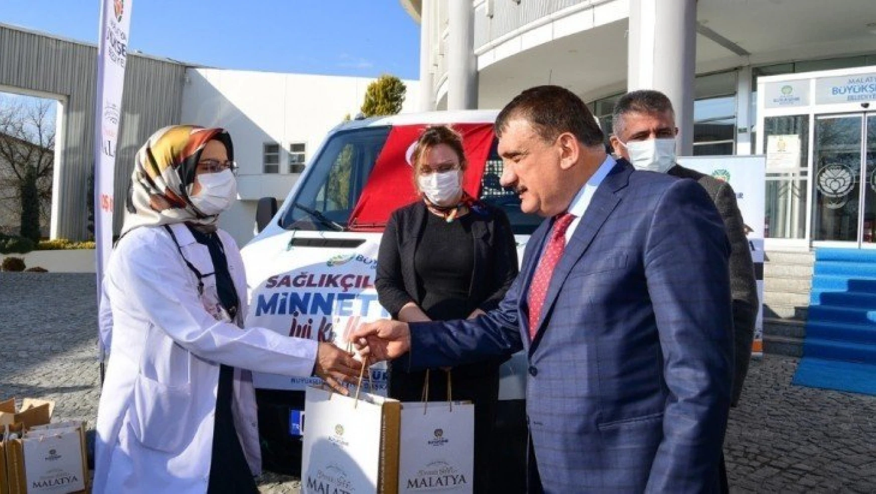 Malatya Büyükşehir Belediyesi'nden sağlıkçılara hediye paketi