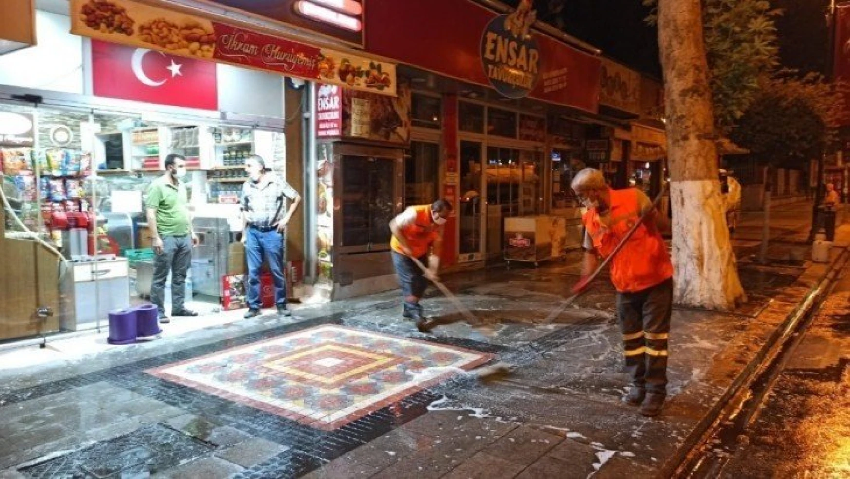 Malatya caddelerinde Covid-19 temizliği