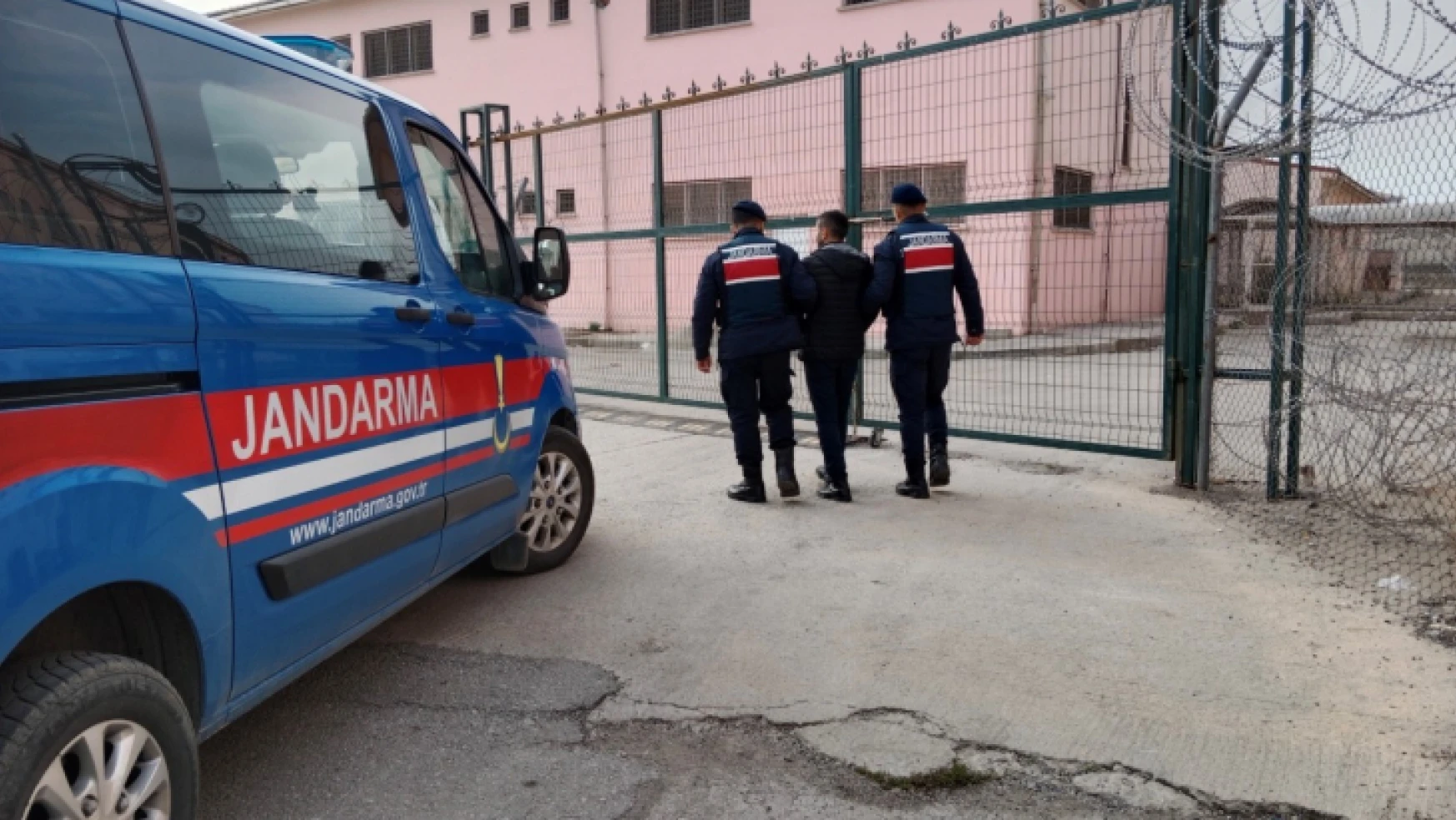 Malatya'da 13 yıl cezası bulunan hırsız jandarma operasyonu ile yakalandı