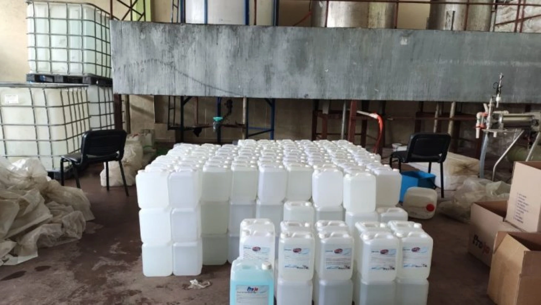 Malatya'da 2 ton 600 litre sahte dezenfektan ele geçirildi