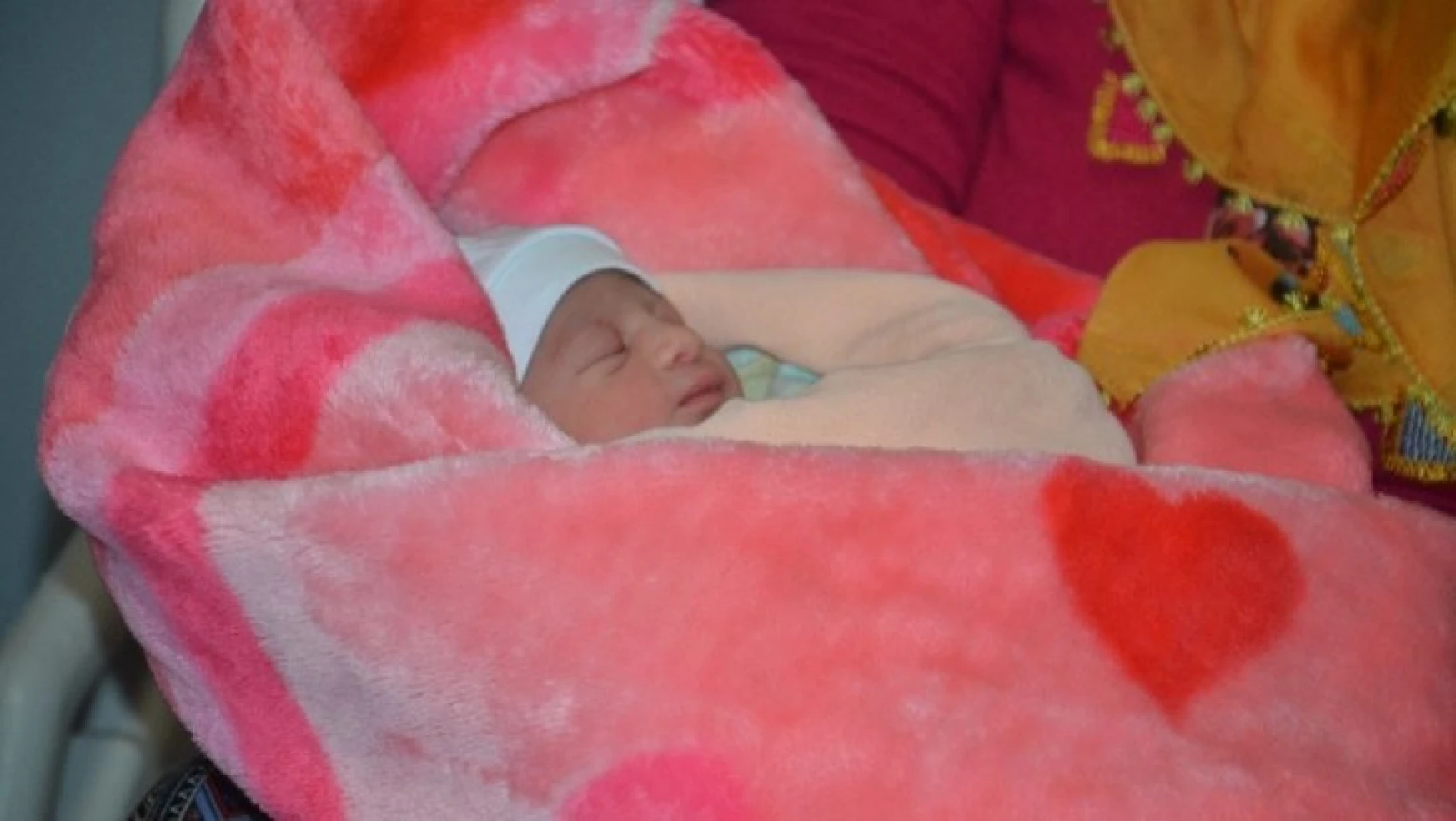 Malatya'da 2020'nin ilk bebeği Azra oldu