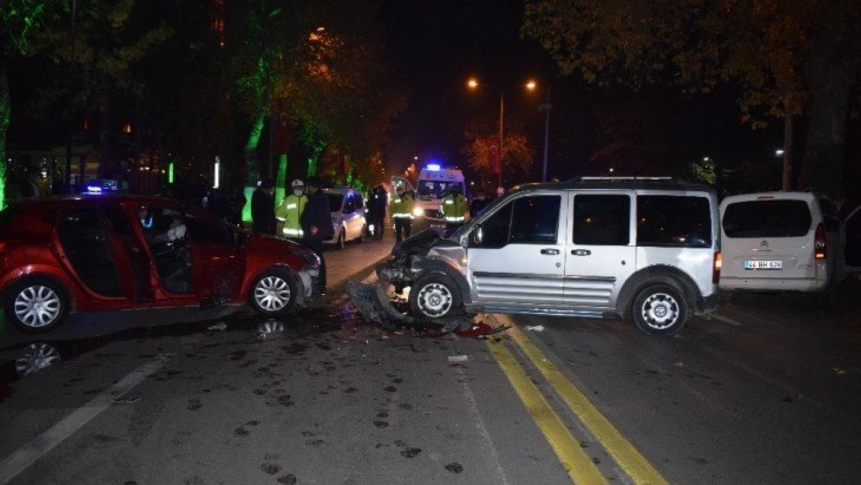 Malatya'da 3 aracın karıştığı kazada 4 kişi yaralandı