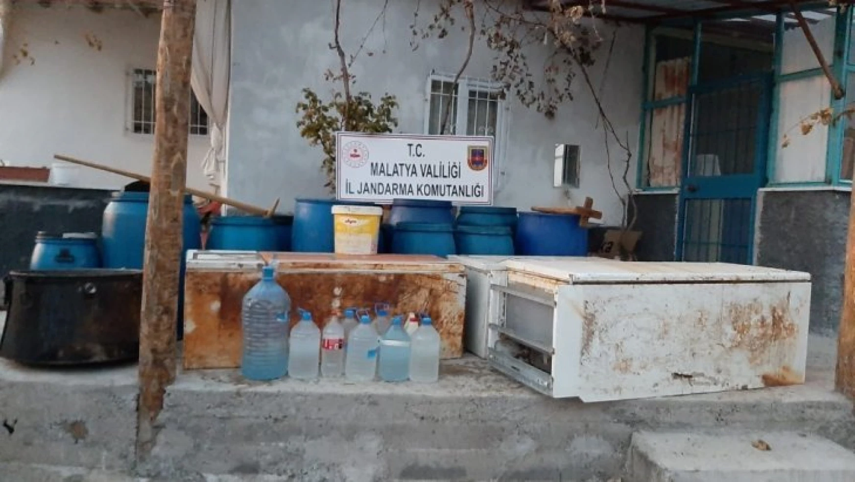 Malatya'da 3 bin litre sahte içki ele geçirildi