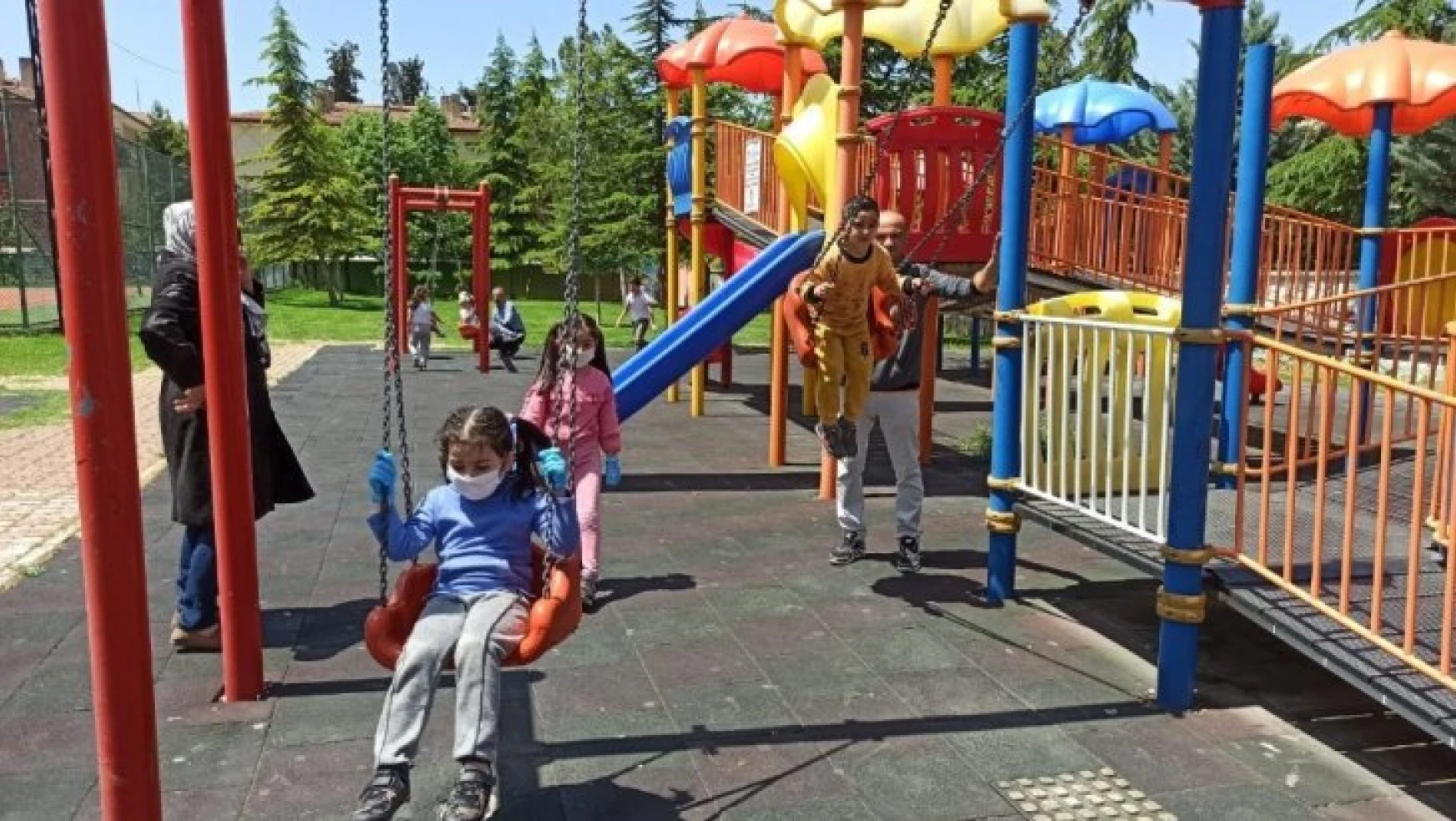 Malatya'da 4 saatlik izinde çocuklar parklara koştu