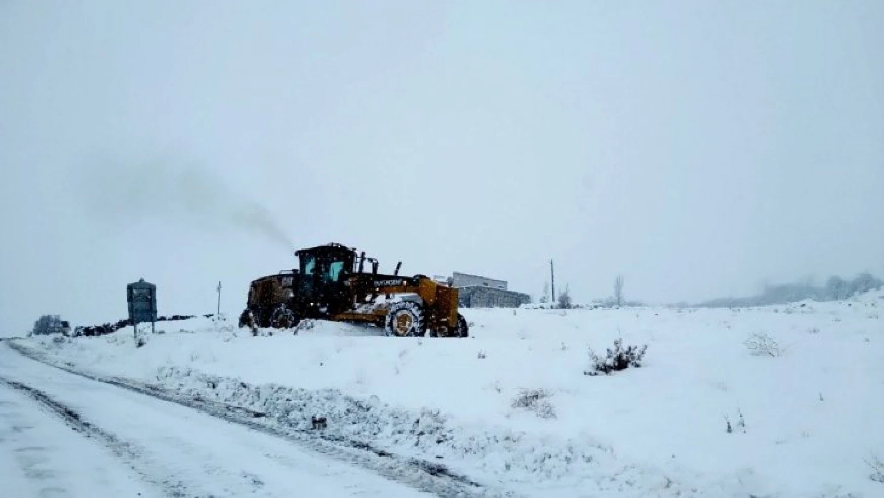 Malatya'da 61 mahallenin yolu kardan kapandı
