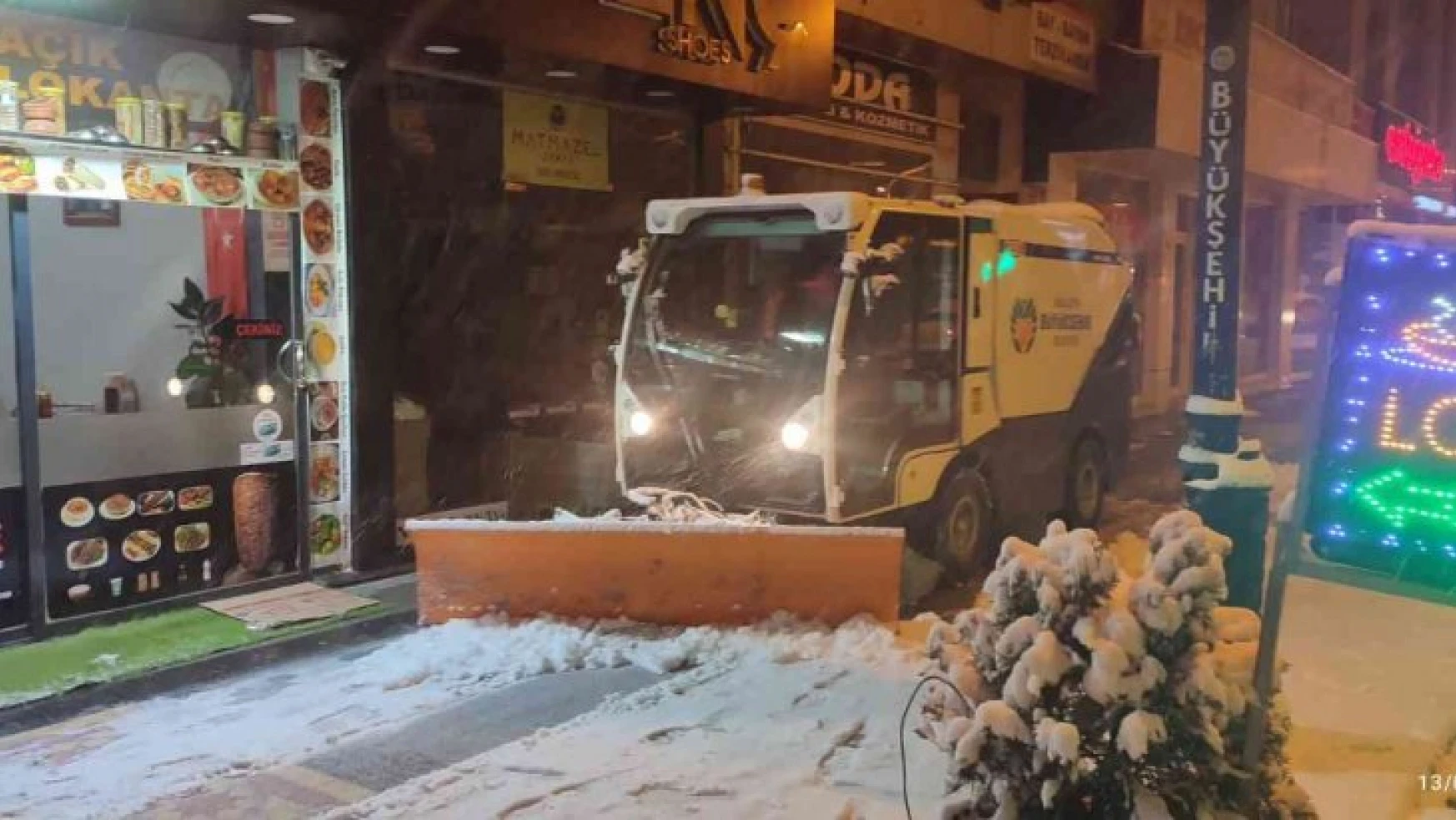 Malatya'da 80 mahallenin yolu kardan kapandı