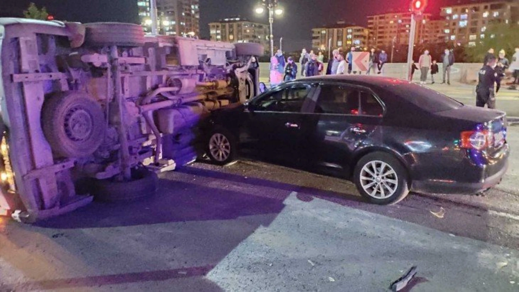 Malatya'da ambulans ile otomobil çarpıştı