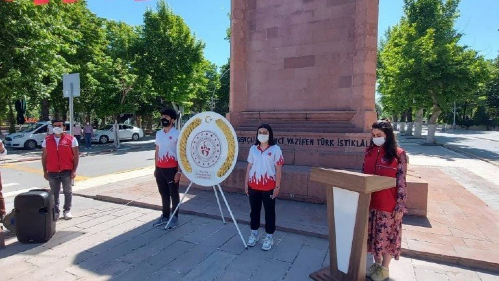 Malatya'da Atatürk anıtına çelenk sunuldu