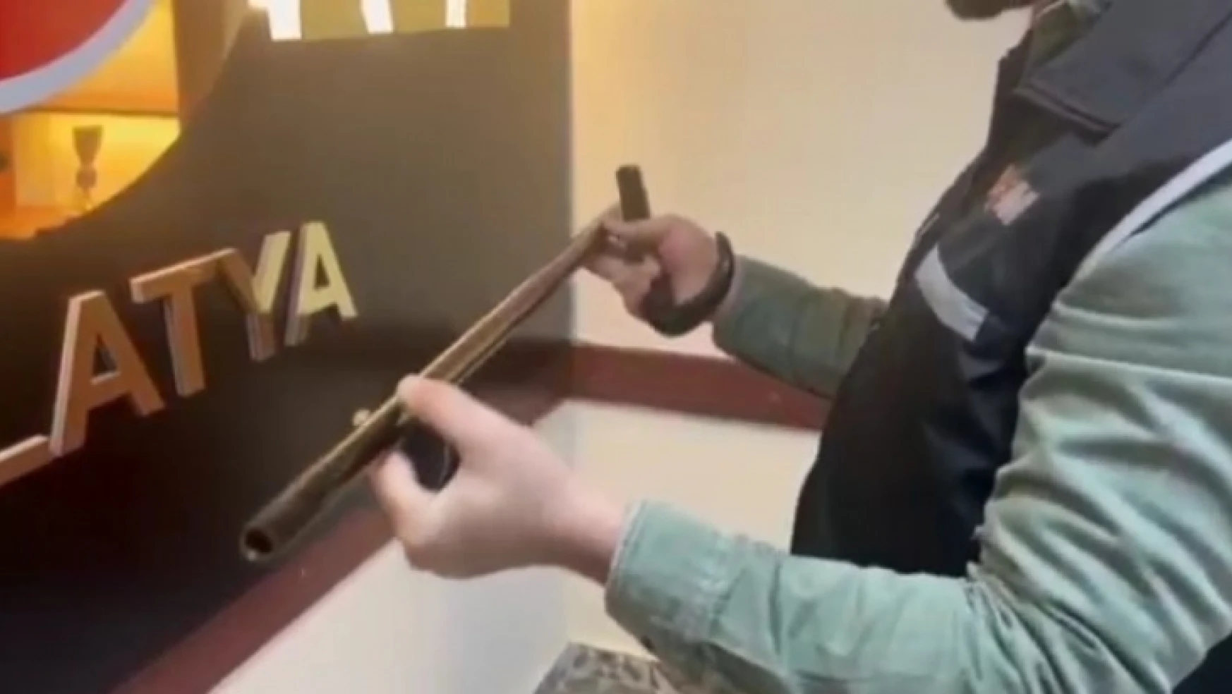 Malatya'da baston görünümlü silah ele geçirildi