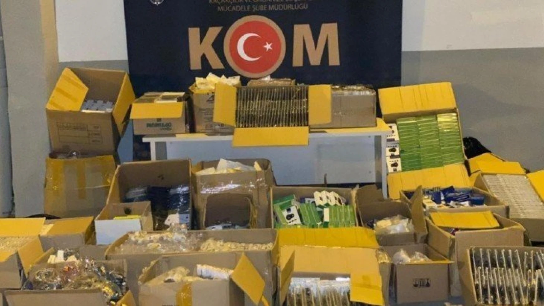 Malatya'da binlerce kaçak telefon aksesuarı ele geçirildi