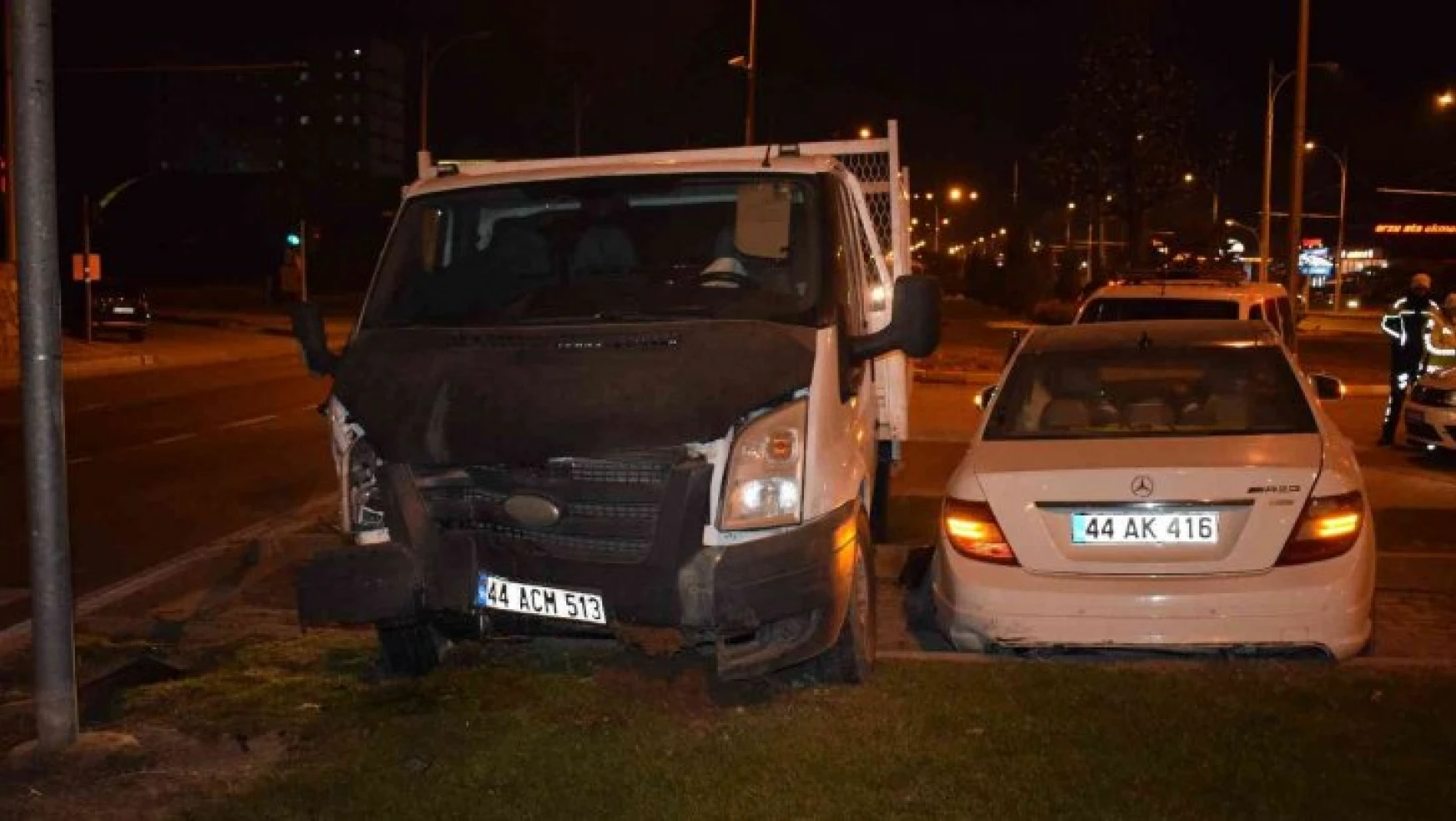 Malatya'da çarpışan 2 araç refüje çıktı