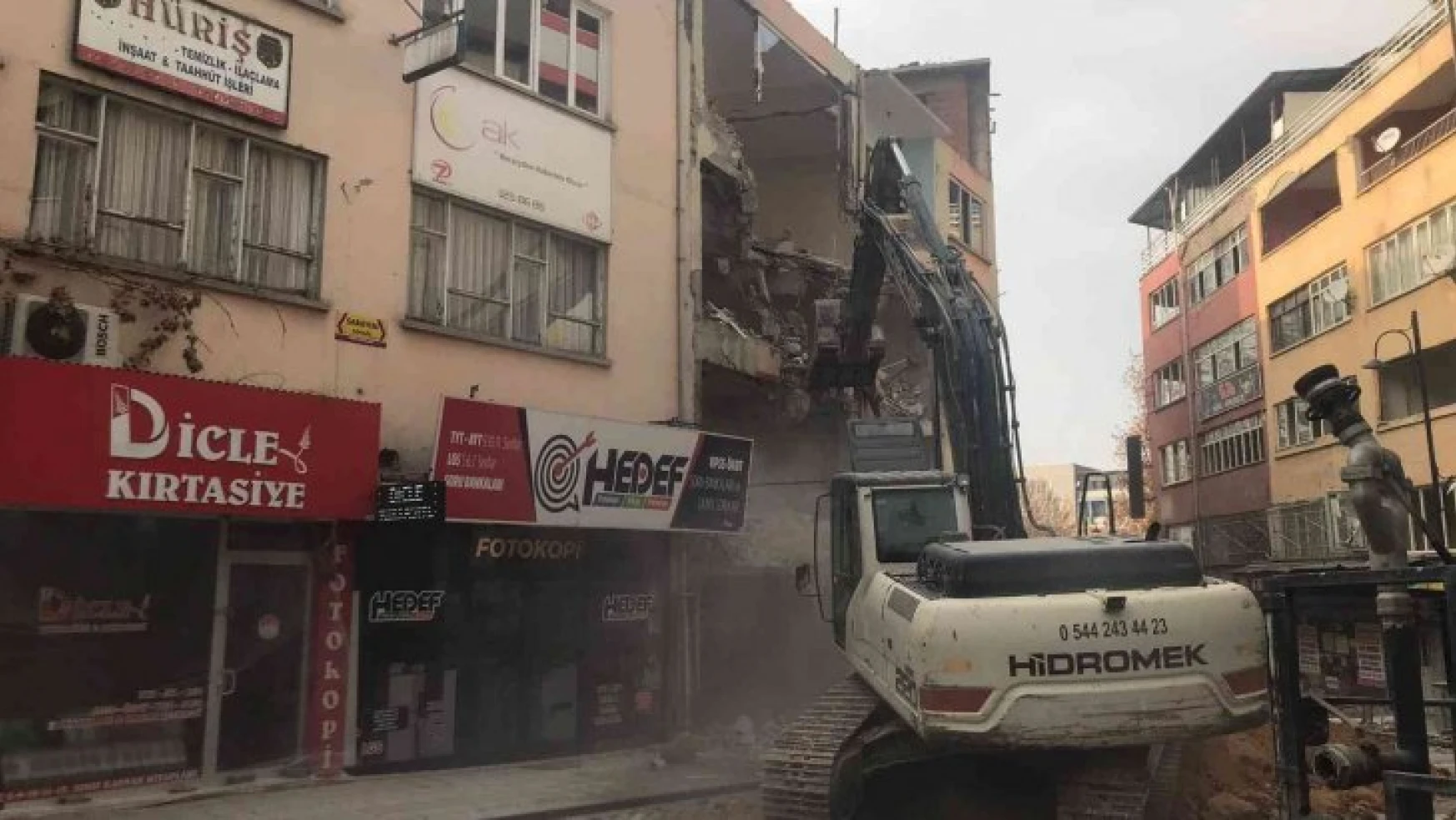 Malatya'da depremden zarar gören bir bina daha yıkıldı