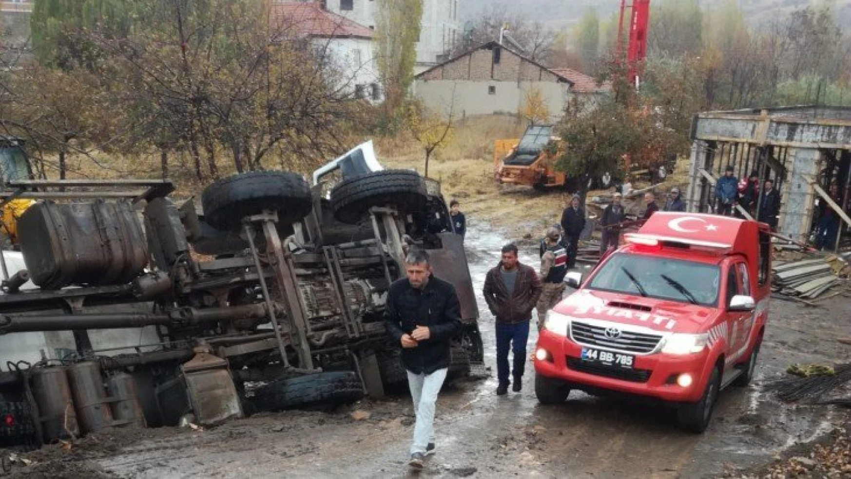 Malatya'da devrilen beton mikserinin sürücüsü araçta sıkıştı