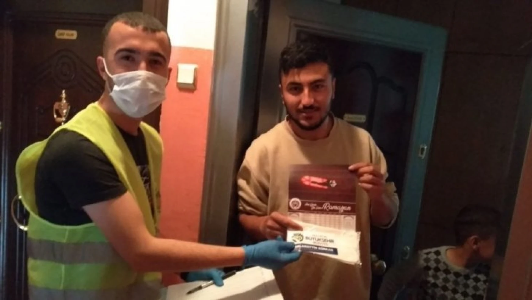 Malatya'da evlere maske dağıtılıyor