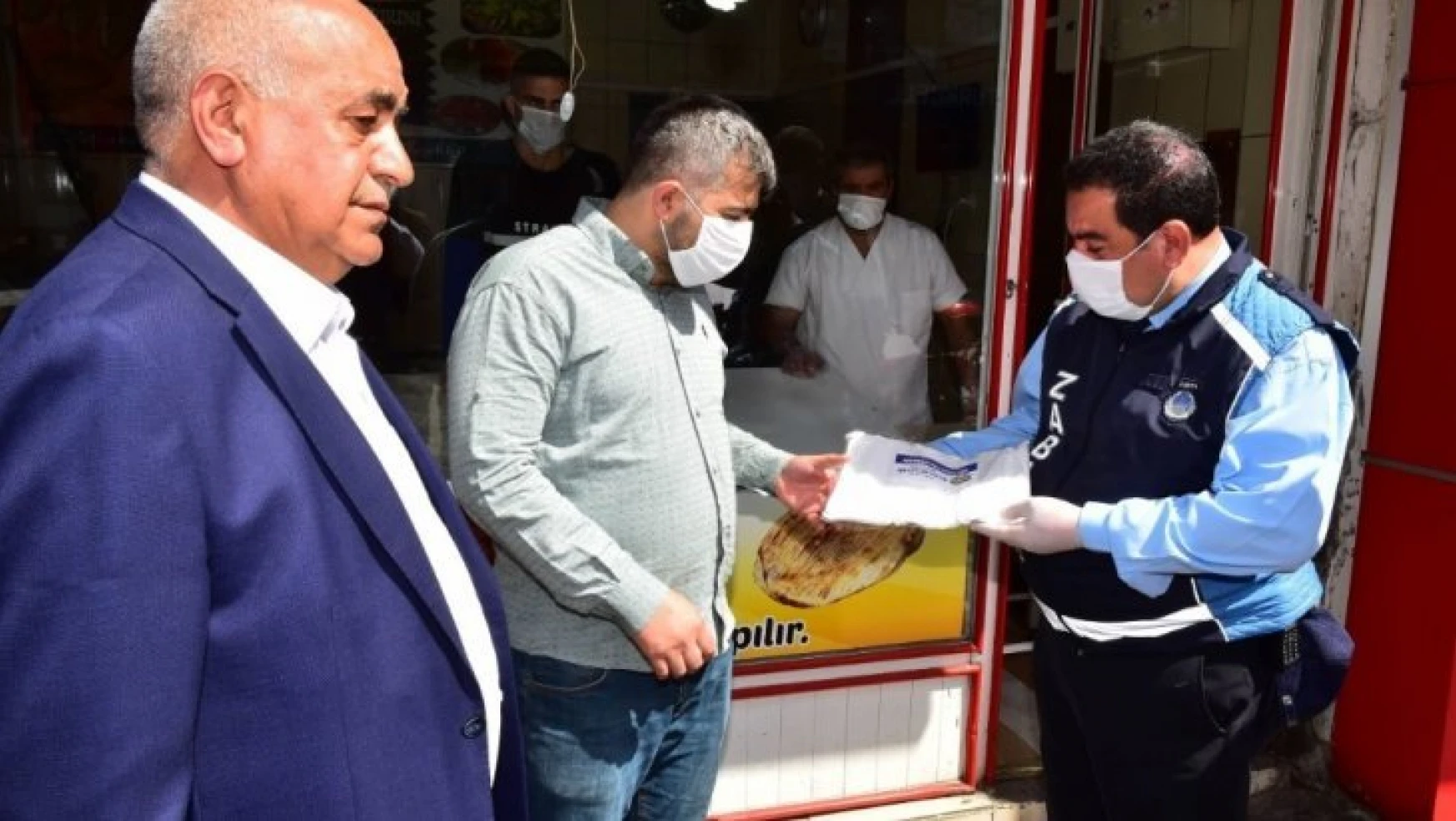 Malatya'da fırıncılara maske dağıtıldı