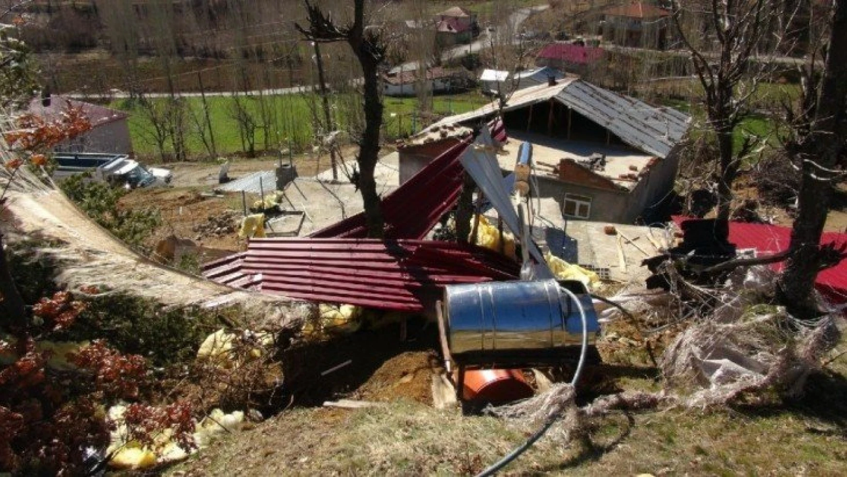 Malatya'da fırtına onlarca ahırın ve evin çatısını uçurdu