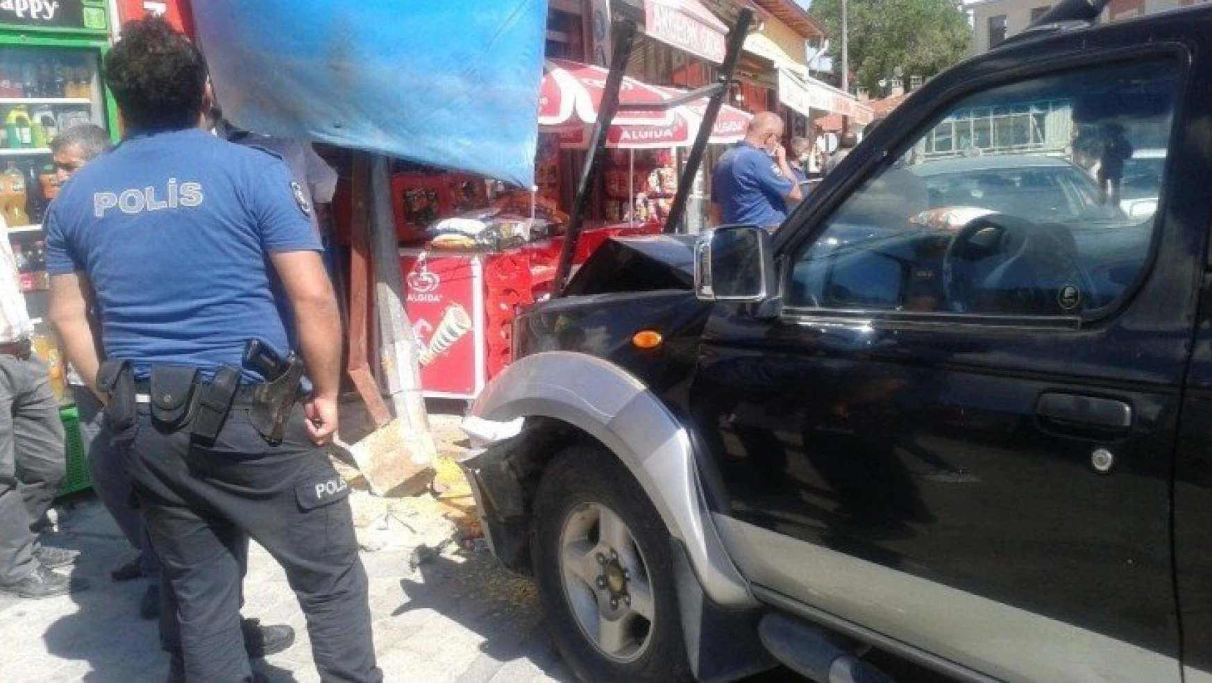 Malatya'da freni boşalan kamyonet bakkala daldı