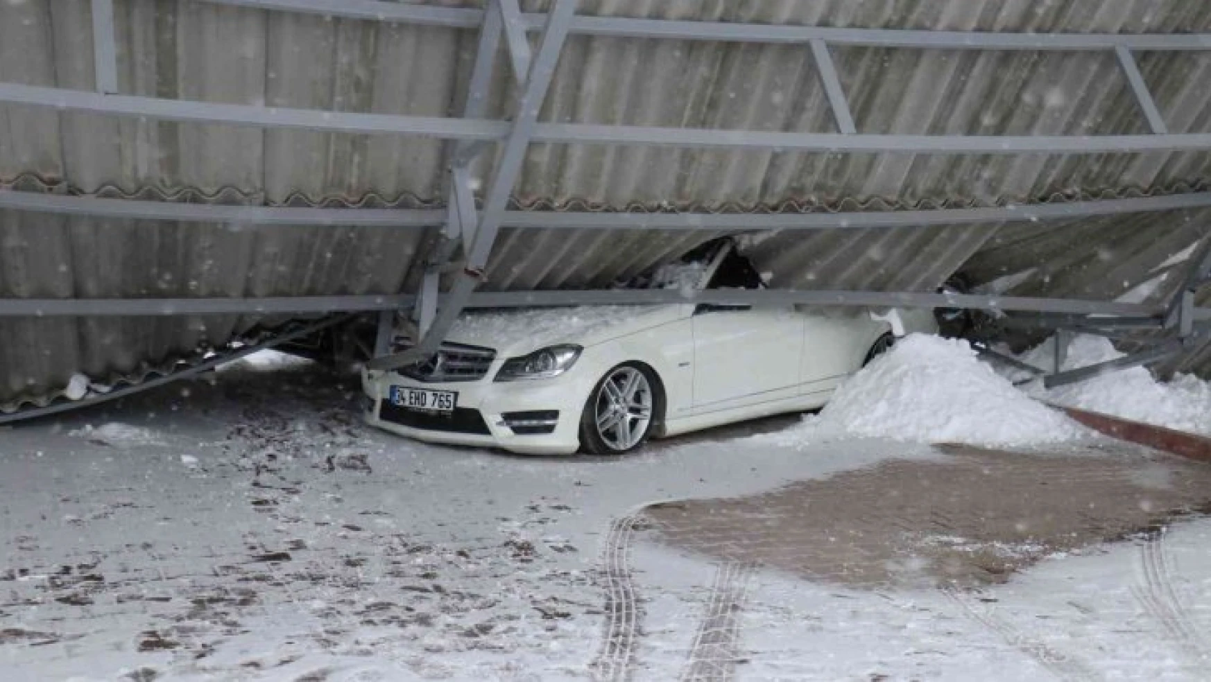 Malatya'da Galericiler Sitesi'nin çatısı kardan çöktü