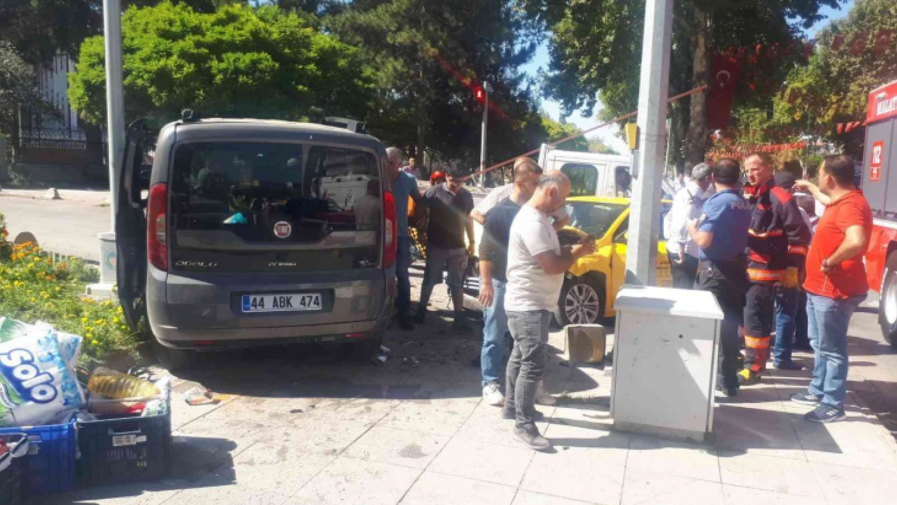 Malatya'da hafif ticari araç otomobille çarpıştı: 6 yaralı