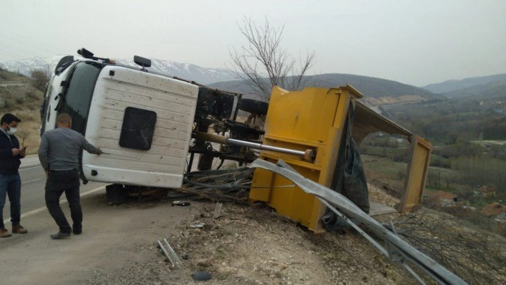 Malatya'da hafriyat kamyonu devrildi