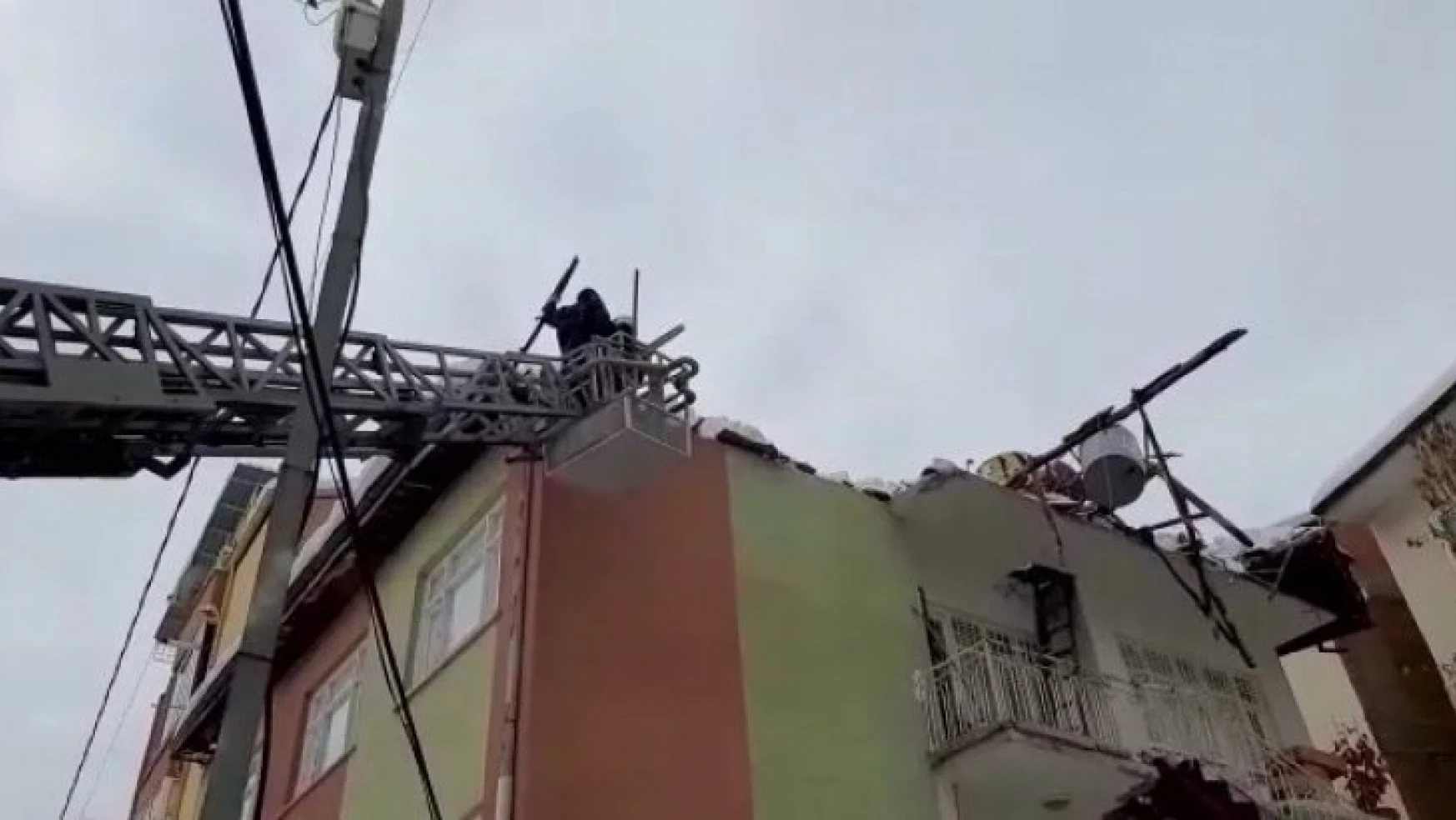 Malatya'da kar kütlesini taşıyamayan iki evin çatısında çökme meydana geldi
