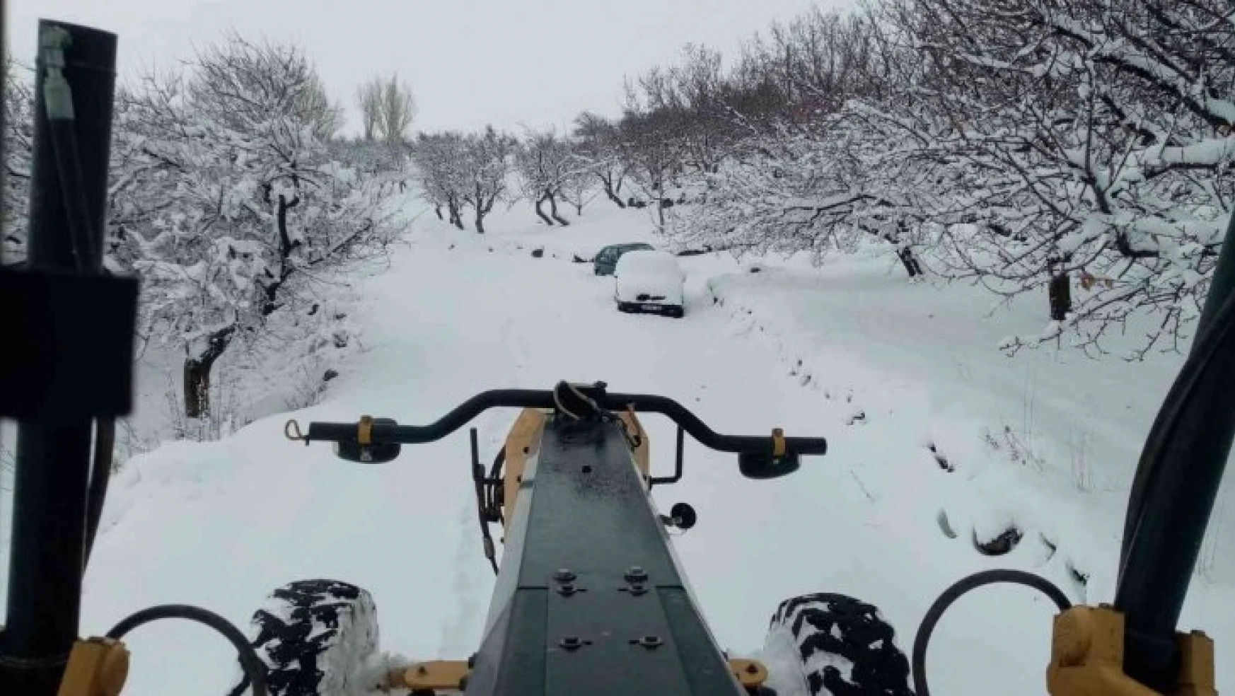 Kar nedeniyle 15 köyün yolu kapandı