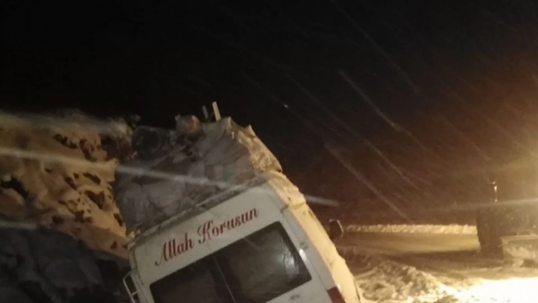 Malatya'da kar ulaşımda aksamalara neden oldu
