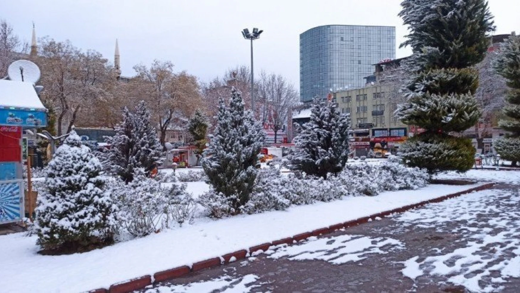 Malatya'da kar yağdı hummalı çalışma başladı