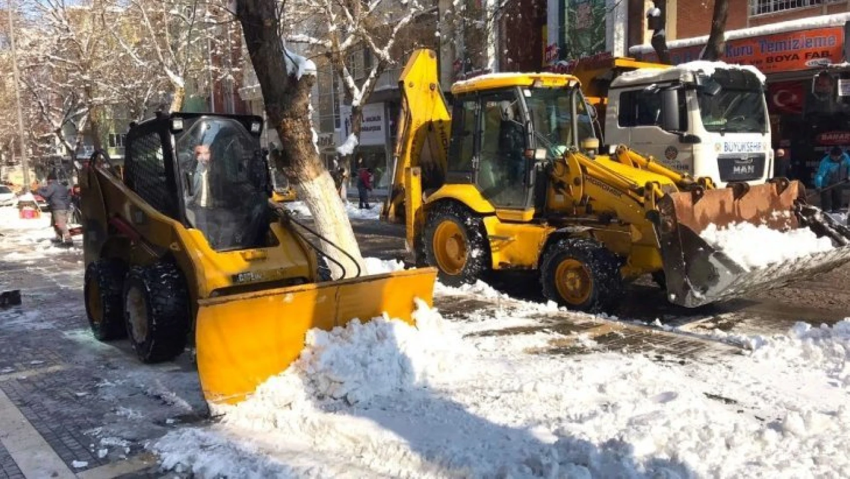Malatya'da kardan kapanan 450 mahallenin yolu açıldı