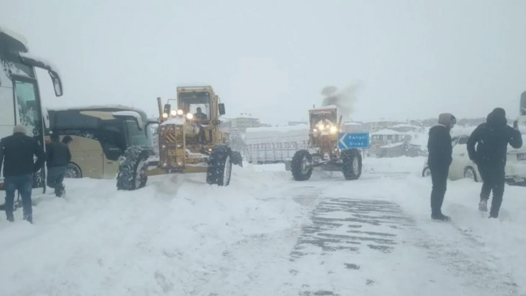 Malatya'da karla mücadele sürüyor