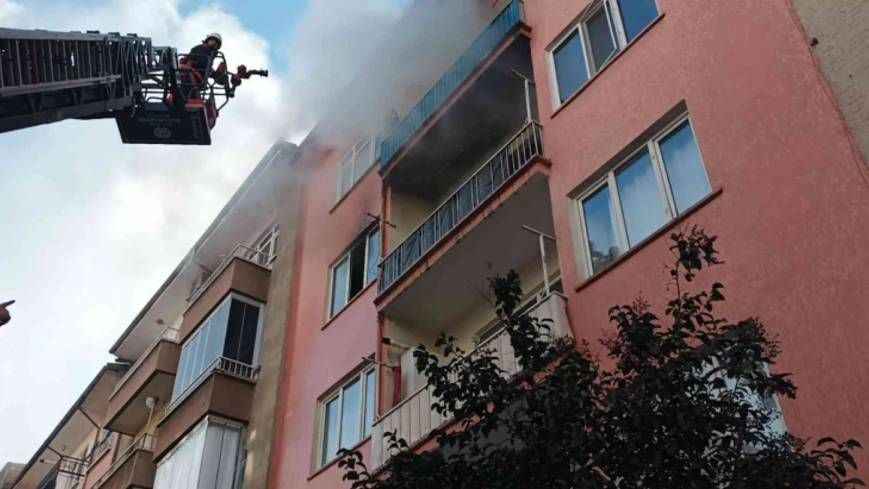 Malatya'da korkutan yangın: 6 kişi tahliye edildi