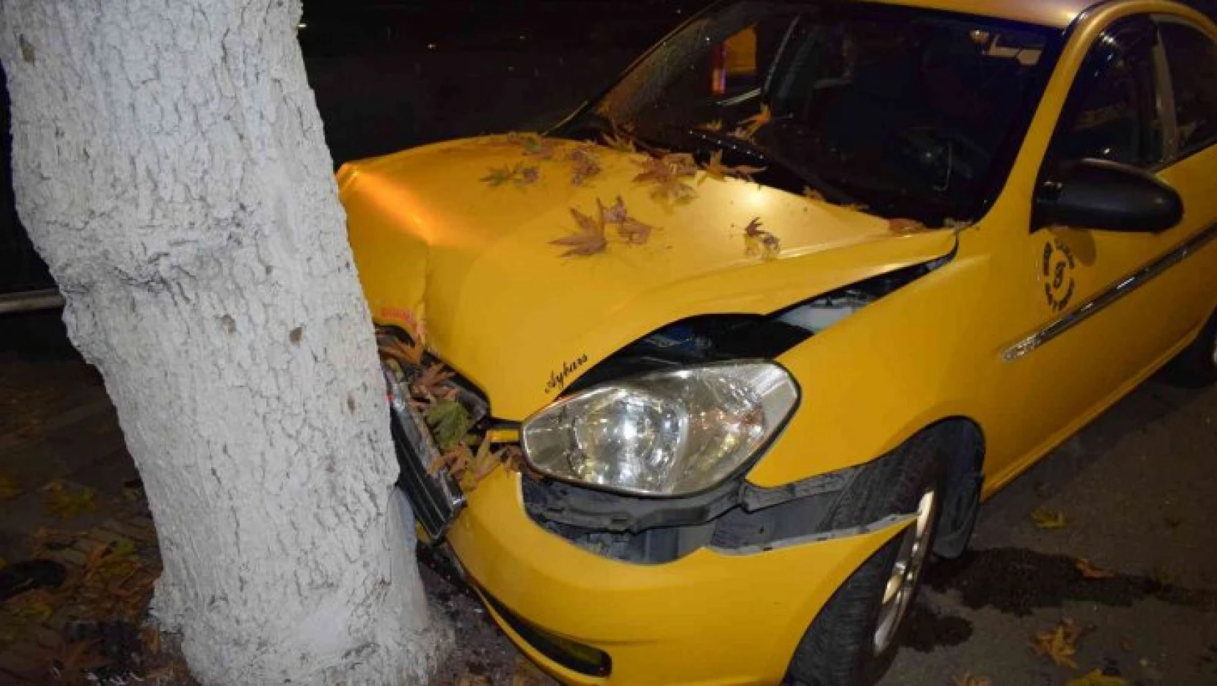 Malatya'da minibüsün çarptığı ticari araç hurdaya döndü