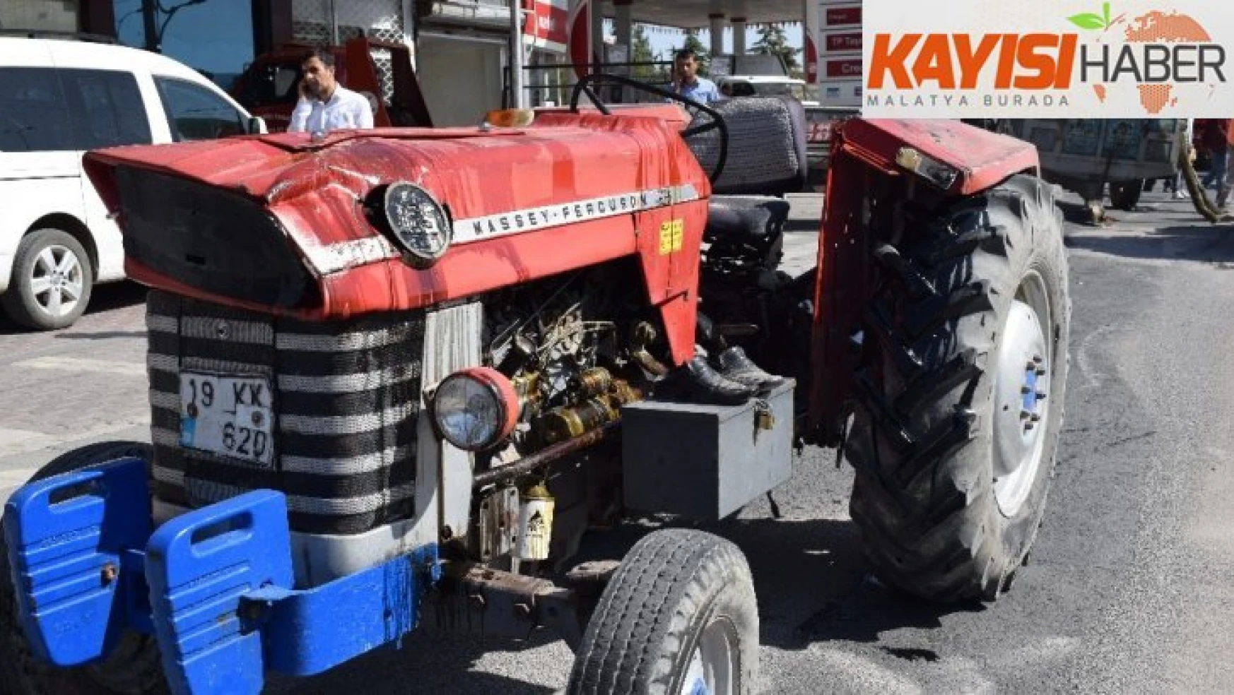 Malatya'da odun yüklü traktör devrildi