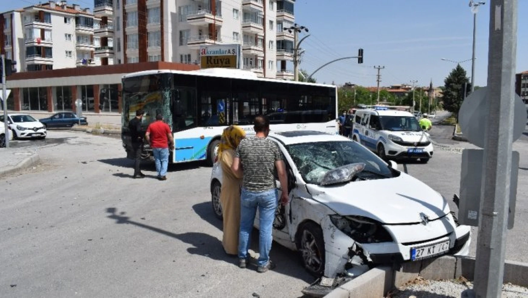 Malatya'da otobüs ile otomobil çarpıştı: 2 yaralı