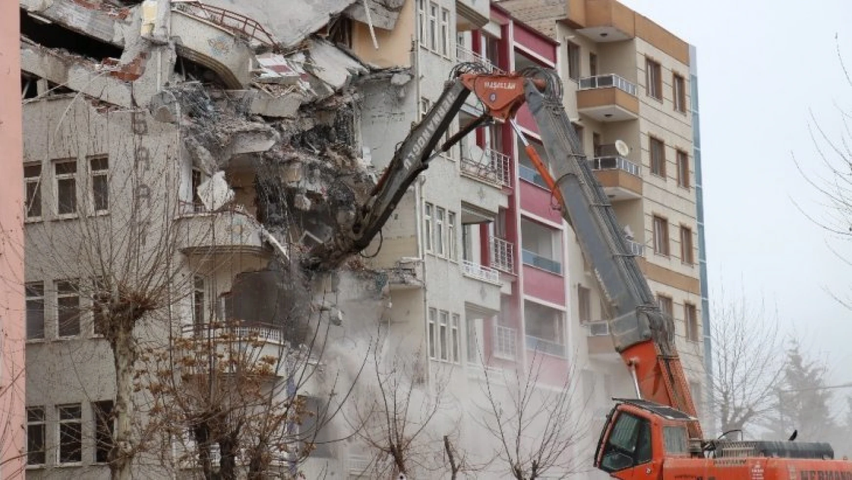 Malatya'da riskli binalar yıkılmaya devam ediyor