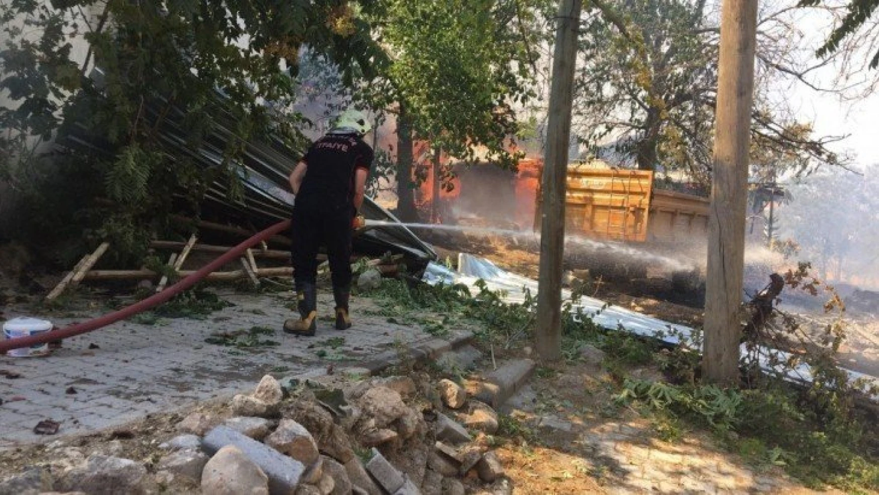 Malatya'da şiddetli rüzgar çatı uçurdu, yangına neden oldu