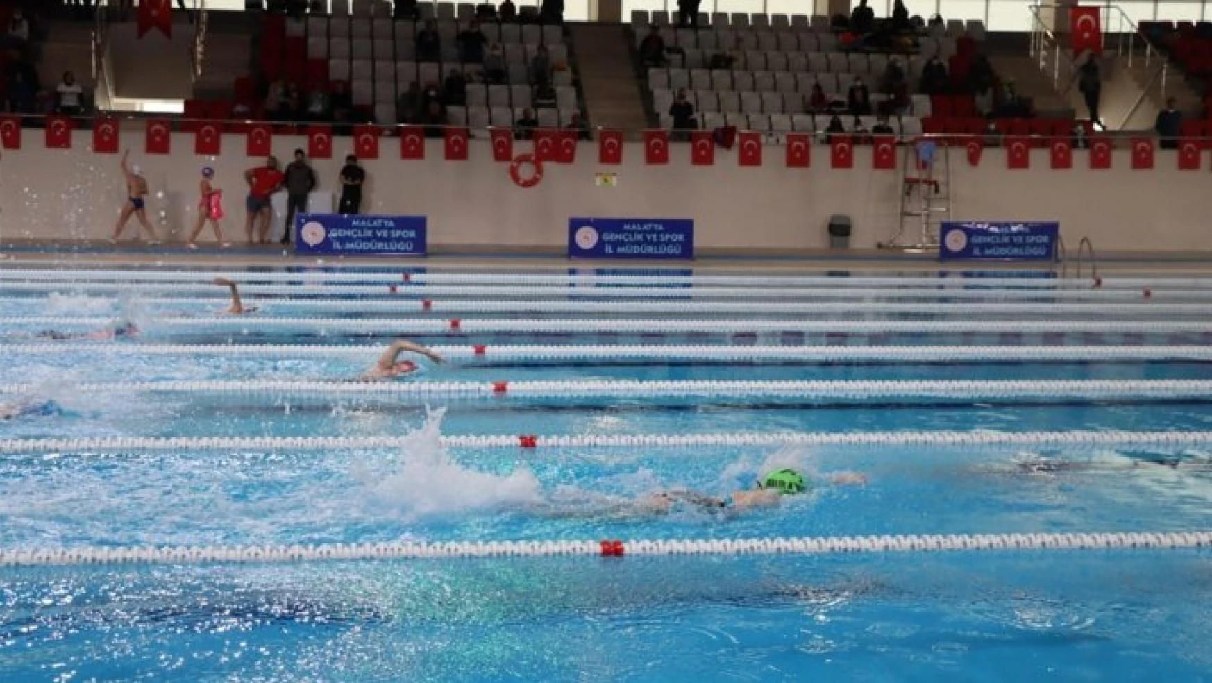 Malatya'da yeni yapılan havuzda ilk yüzme müsabakası yapıldı