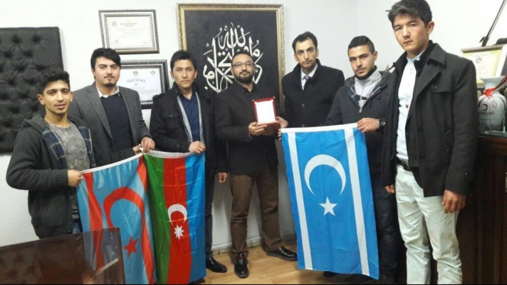 Türkmen Meclisinden Yalçın'a teşekkür plaketi