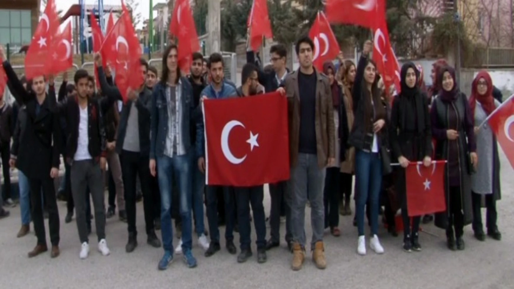 FETÖ'cü askerlere Türk bayraklı protesto