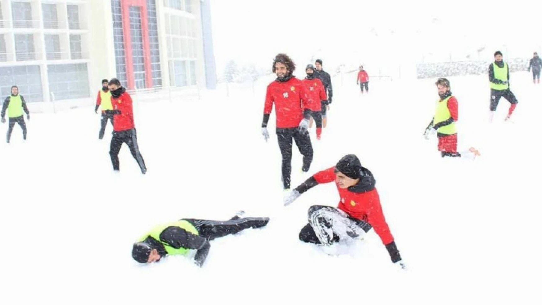 Evkur Yeni Malatyaspor karlı sahada çalıştı