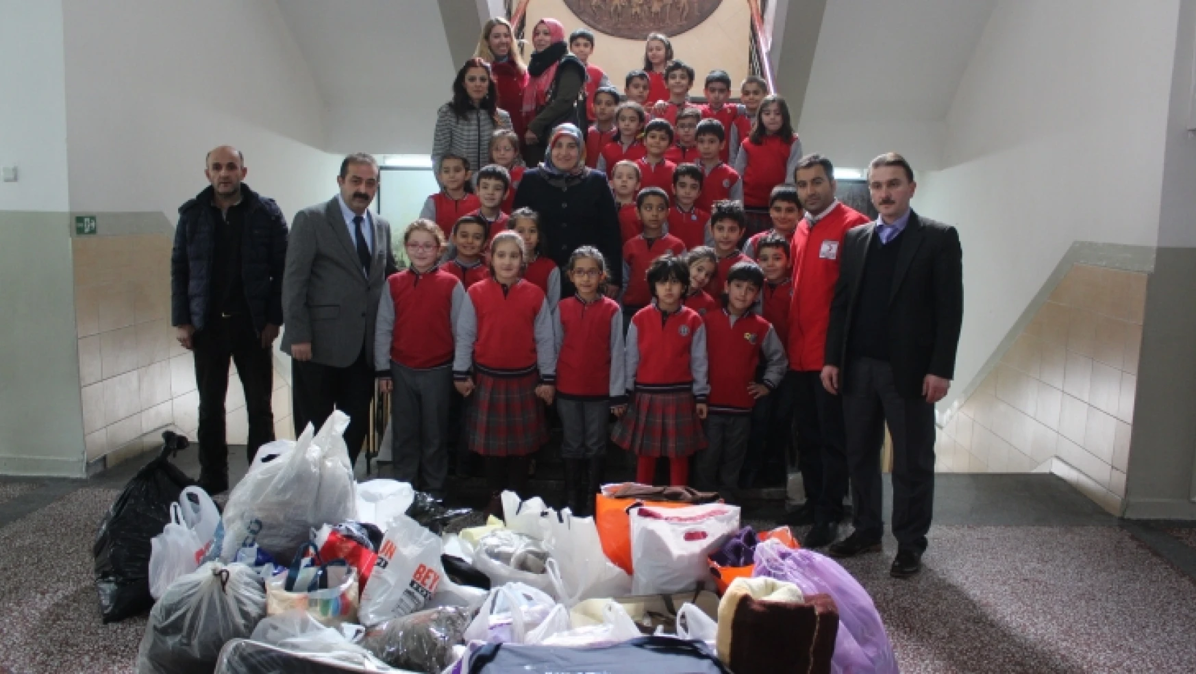 Öğrencilerden Halep'e gıda ve giyim yardımı