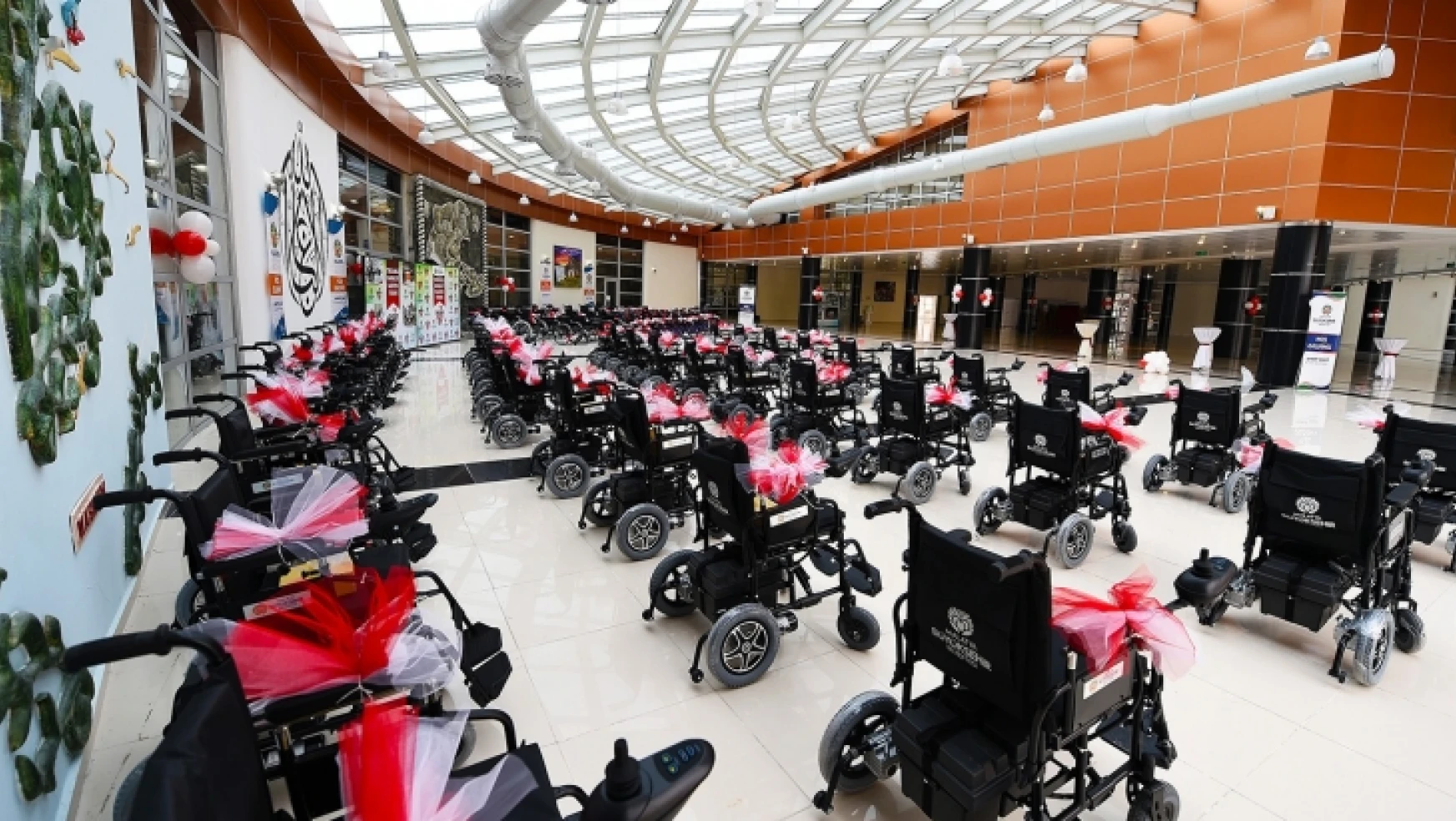 Büyükşehir, 80 tekerlekli sandalye dağıttı