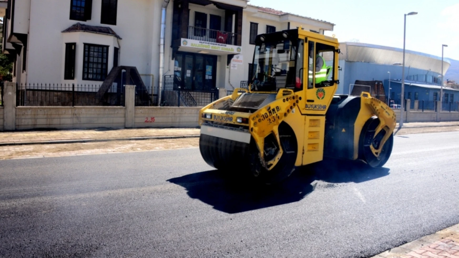Büyükşehir'den çevre düzenleme ve asfalt çalışması