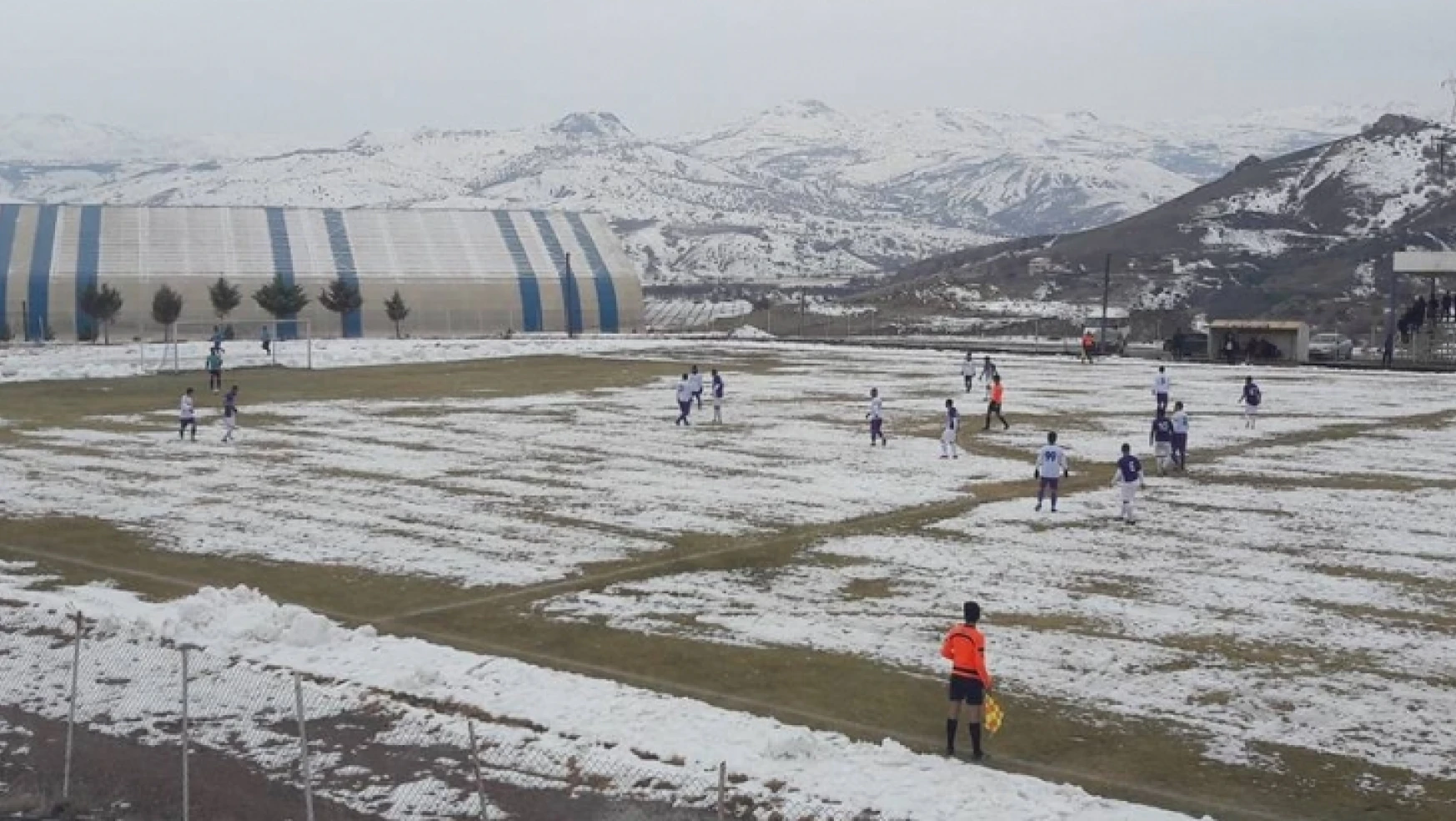 Amatör maç karla kaplı sahada oynandı