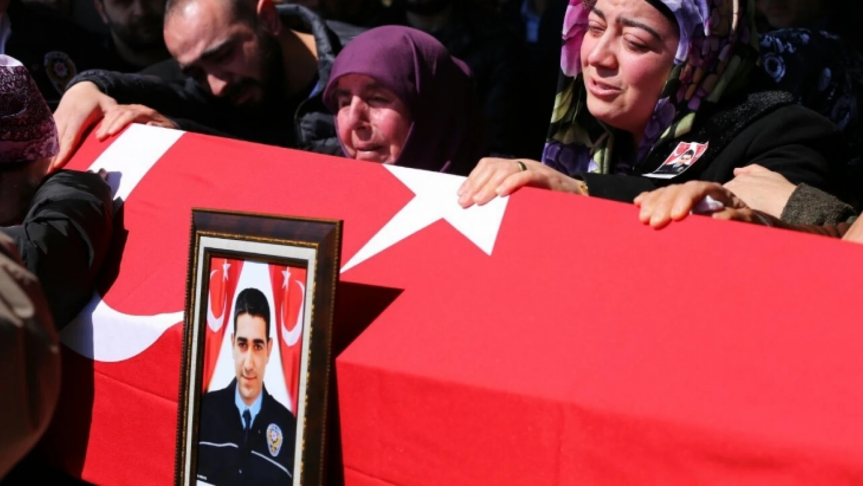 Şehit polis memuru gözyaşları arasında toprağa verildi