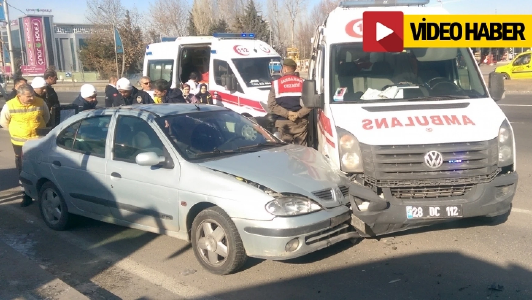 Ambulans otomobille çarpıştı: 1 yaralı